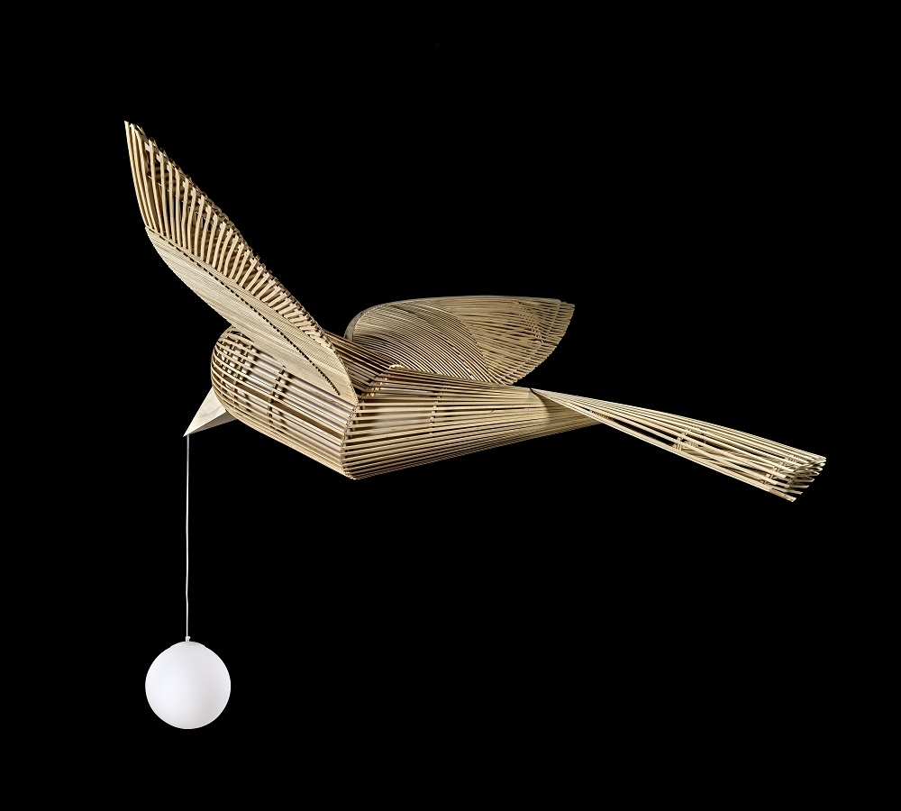 Big Bird Pendelleuchte von LZF Lamps: Vogel-Design aus Holzfurnier mit dimmbarer Lichtkugel.