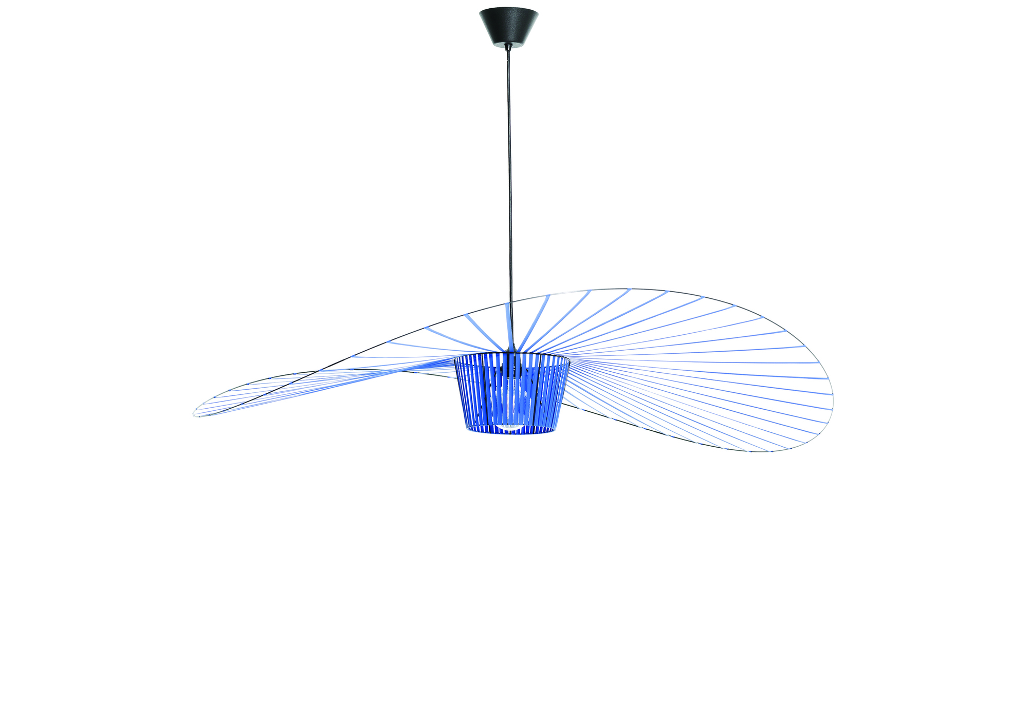 Vertigo Pendelleuchte Medium Kobaltblau von Petite Friture, moderne Hängelampe mit blauem Lampenschirm und filigranem Design.