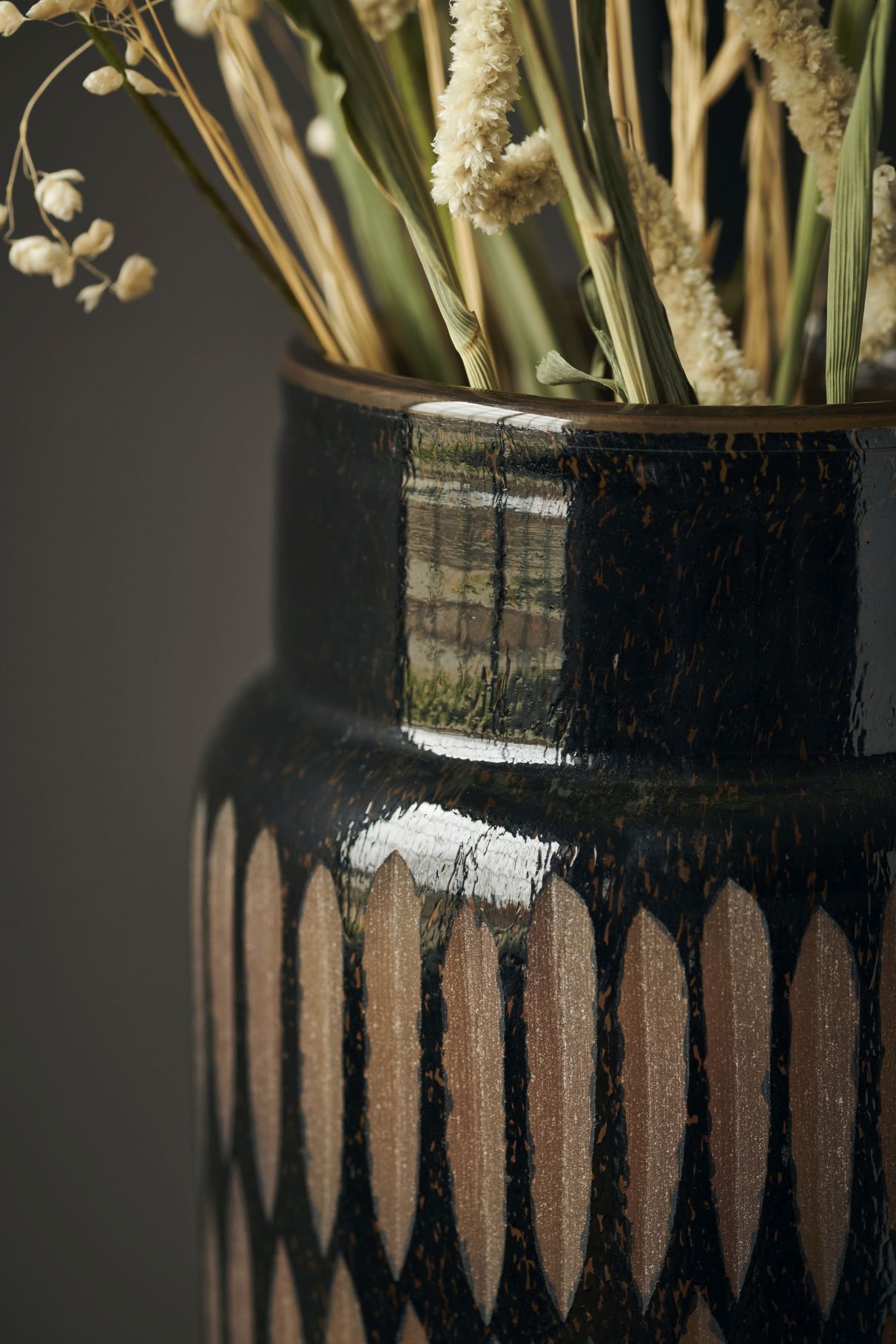 Detailaufnahme der Pimpri Glasvase von House Doctor mit Trockenblumen, dekorative Einzelstück Vase.