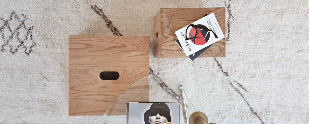 Draufsicht: Zwei LC14 Tabouret Cabanon Hocker von Cassina aus Kastanie/natur auf Teppich.