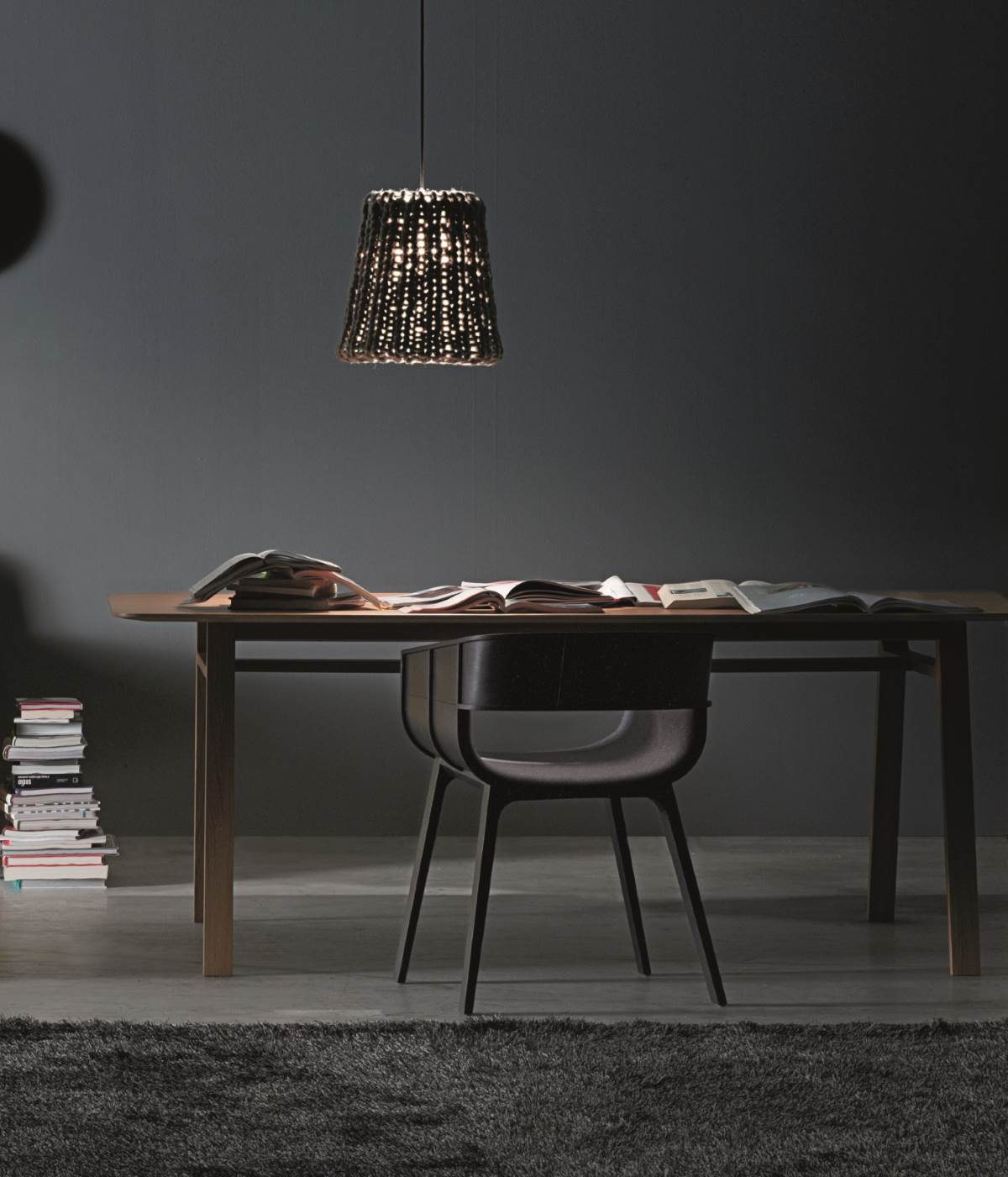 Weiße Granny Hängeleuchte von Casamania Horm über einem Esstisch, moderne Innenraumbeleuchtung.