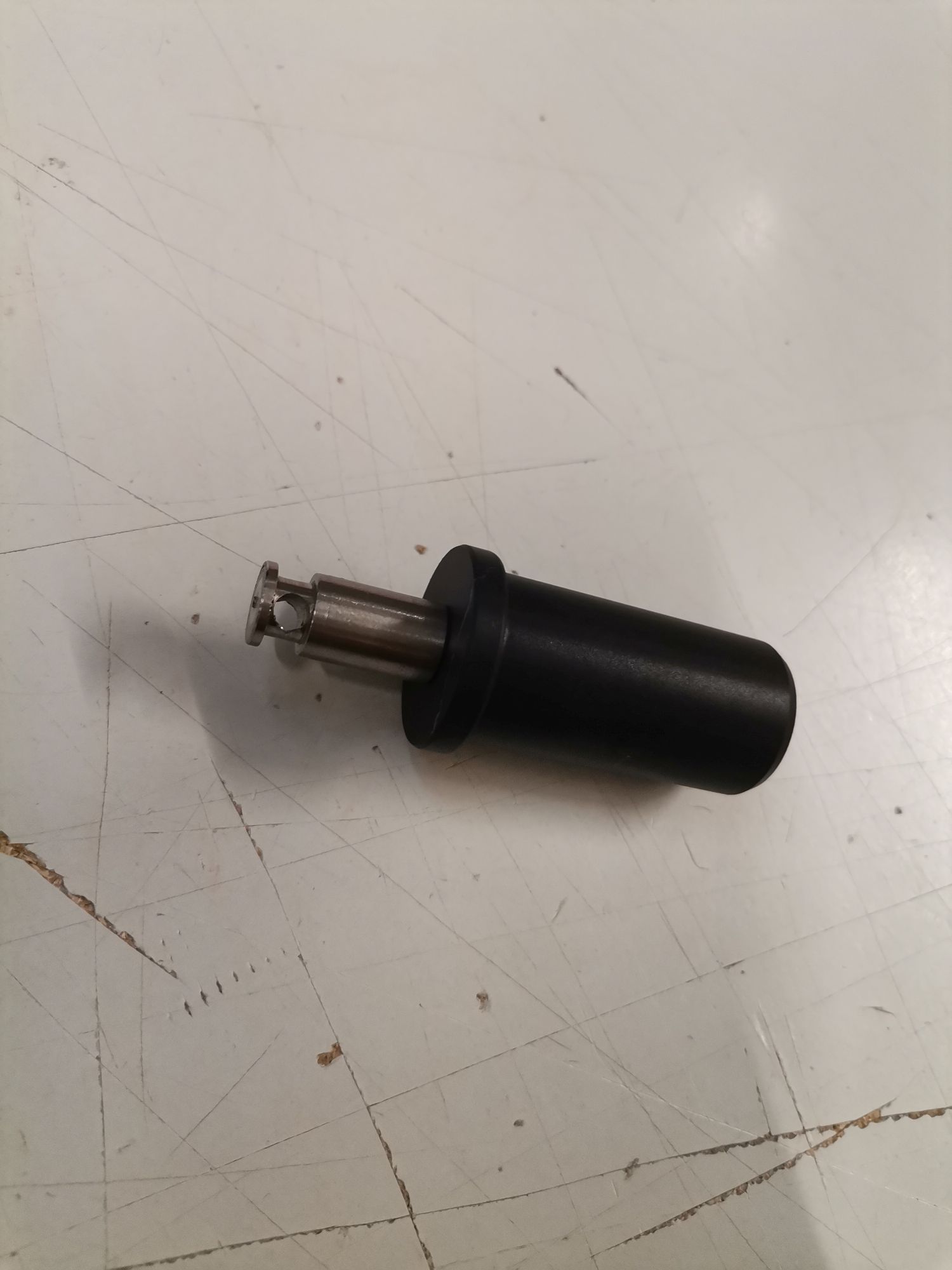 Fix-e Plus Adapter für USM Haller/Kitos: Detailaufnahme des Adapters zur Lifto-Befestigung. Möbelzubehör für Tische.