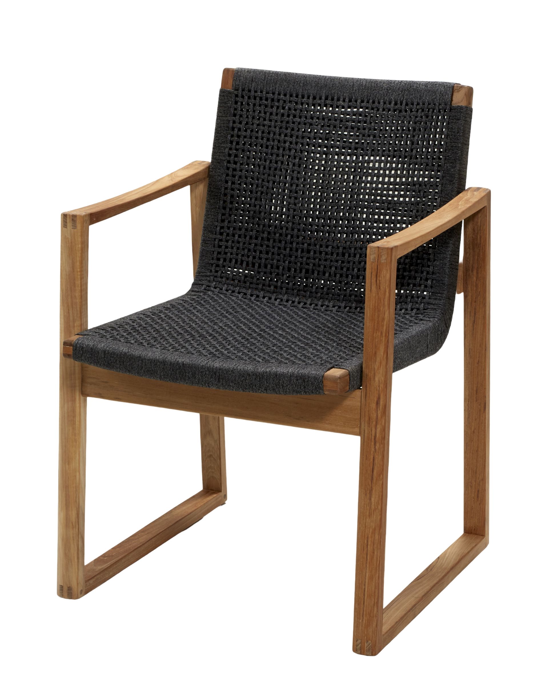 Endless Sessel von Cane-Line: Gartenstuhl aus Teakholz mit anthrazitfarbener Cane-line Weave Sitzfläche.