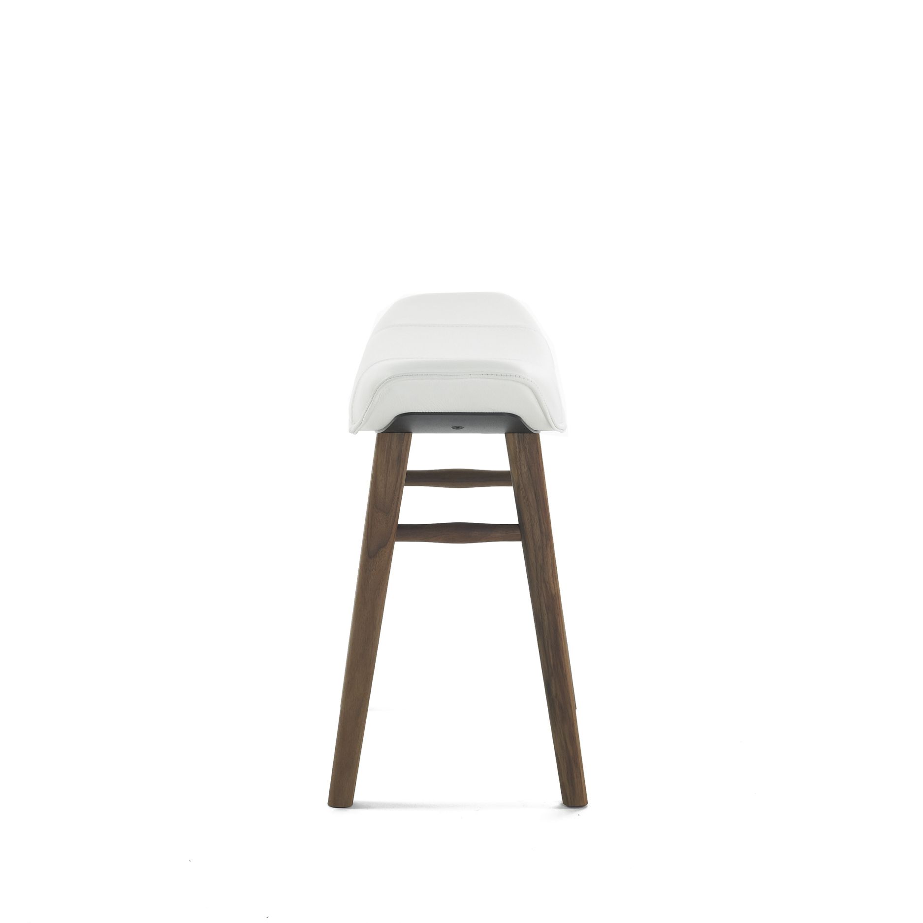 Kya Sitzhocker von Freifrau Manufaktur mit weißem Lederbezug und Holzgestell, modernes Möbeldesign.