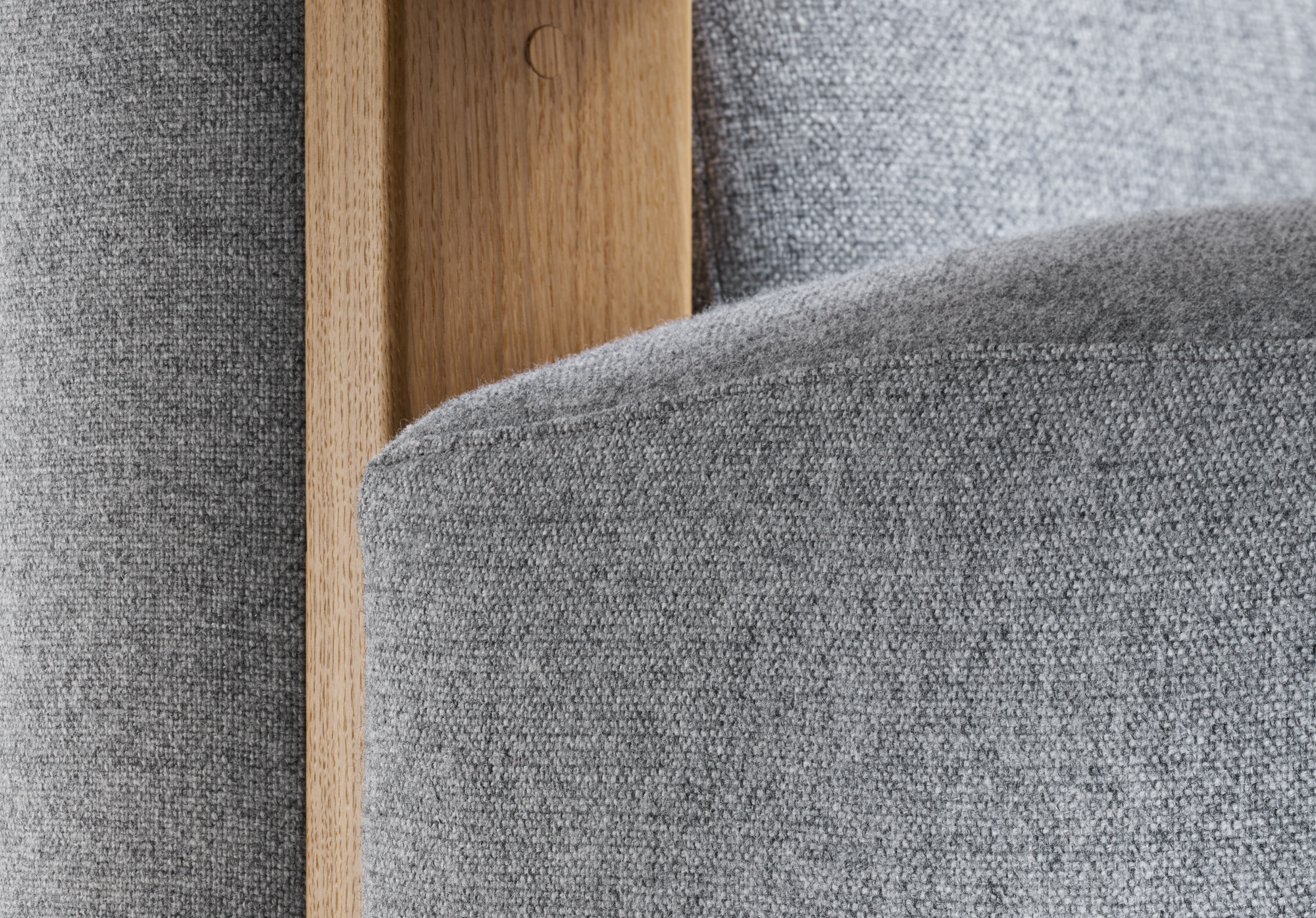 Detailaufnahme: Gropius F51 Sessel, Bauhaus Design, grauer Hallingdal Stoff, Gestell aus Eiche.