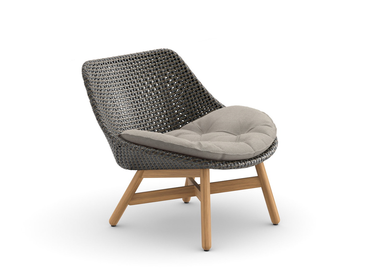 Mbrace Club Chair von Dedon mit Sitzkissen: Geflochtener Sessel mit Holzbeinen und bequemen Kissen.