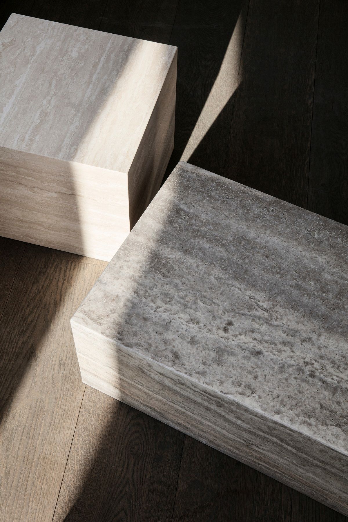 Cubism Table Large von NORR11, moderner Couchtisch aus Travertin, quadratisch, mit Lichteffekten.