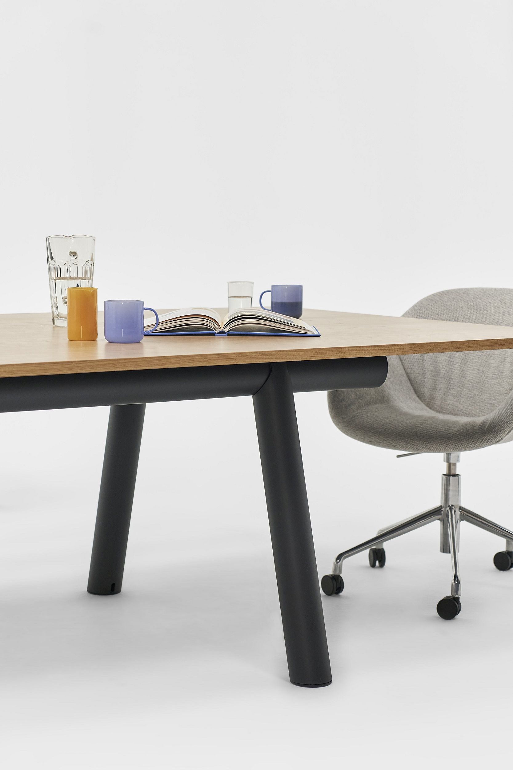 Heller Boa Table Tisch von Hay mit schwarzem Gestell und Accessoires.