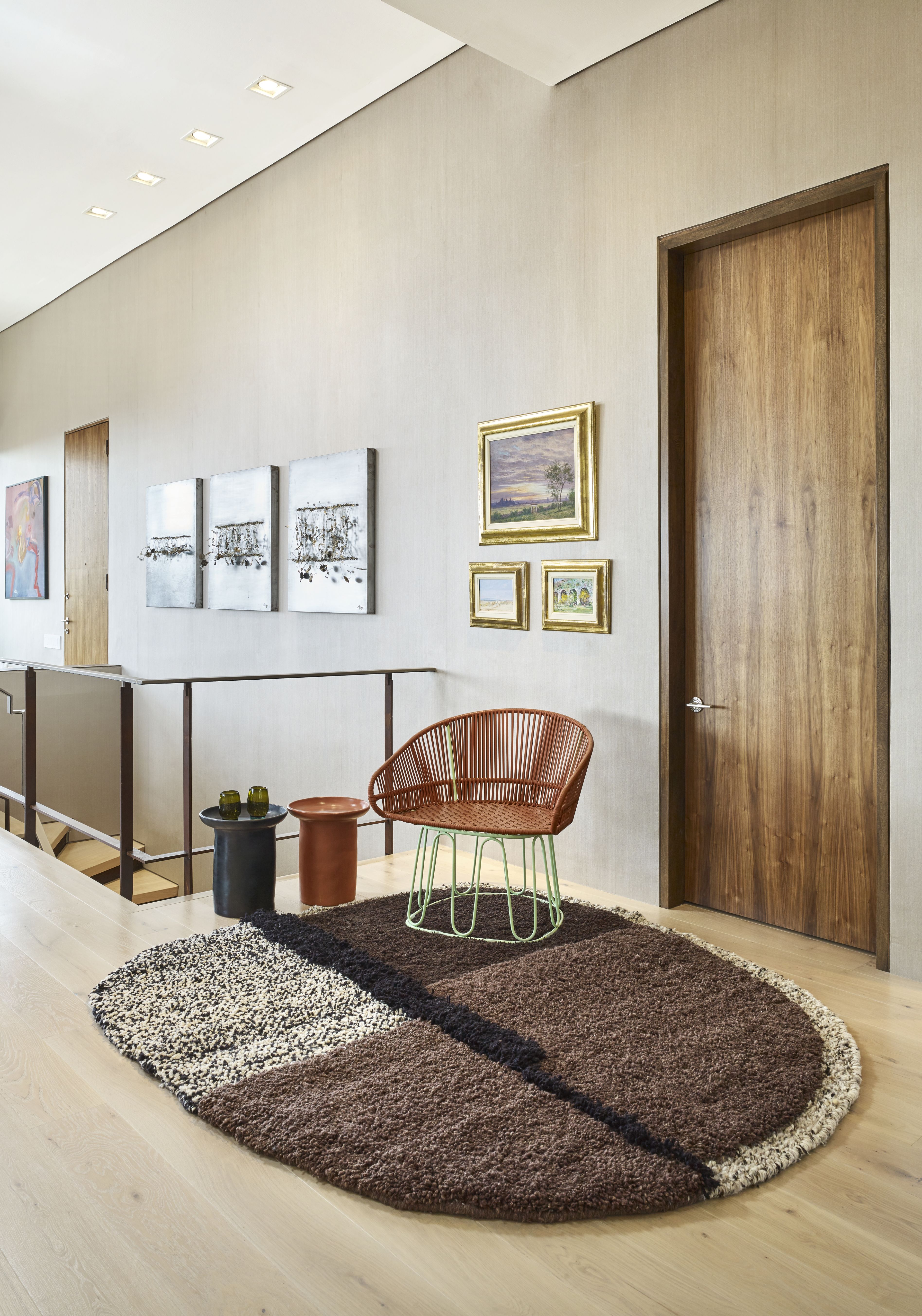 Großer, ovaler Nudo Teppich von ames mit braunen, schwarzen und weißen Mustern im Wohnraum.