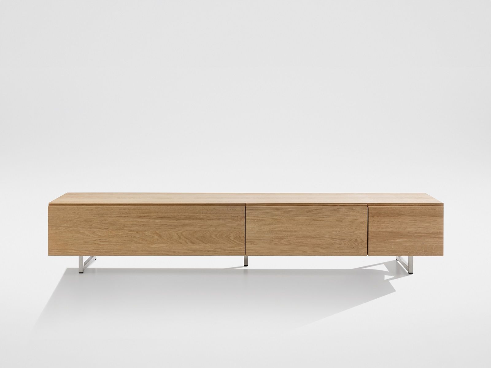 Podest Sideboard aus Massivholz mit drei Schubladen und Metallfüßen auf weißem Hintergrund.