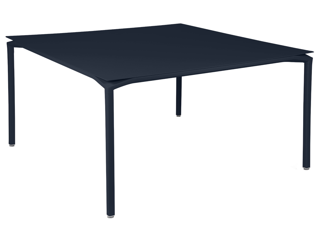 Blauer Calvi Tisch von Fermob für den Außenbereich, quadratisch und modern.