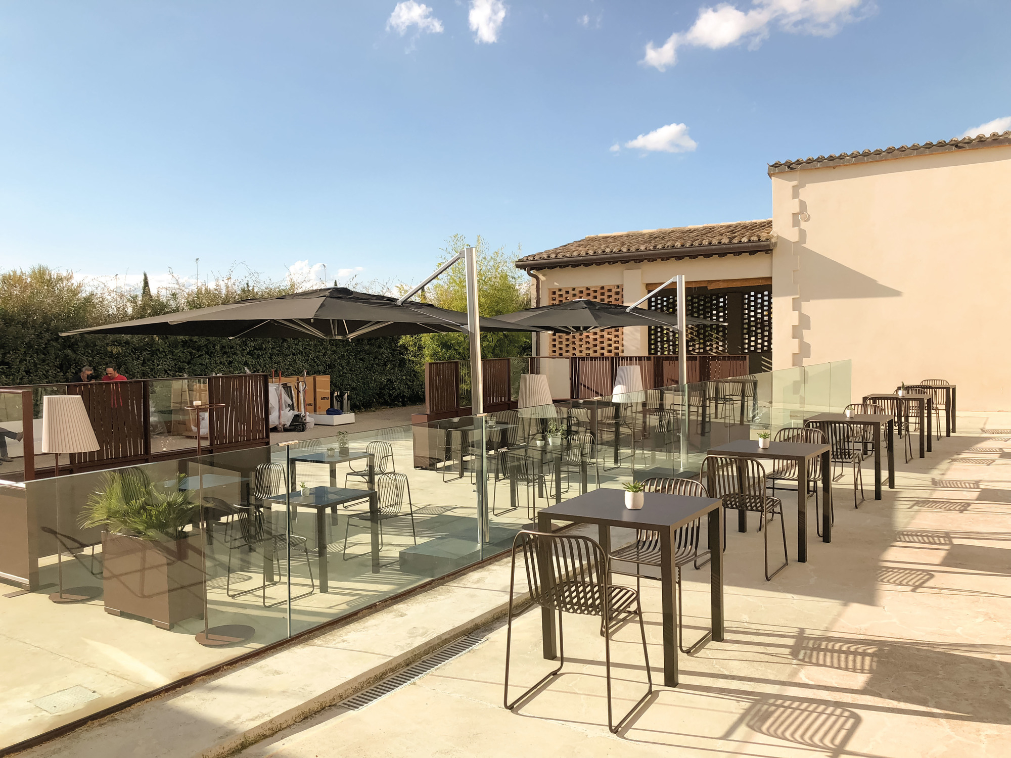 Außenbereich mit Riviera Stühlen von Emu, Metallstühlen und Tischen für Gastronomie und Garten.