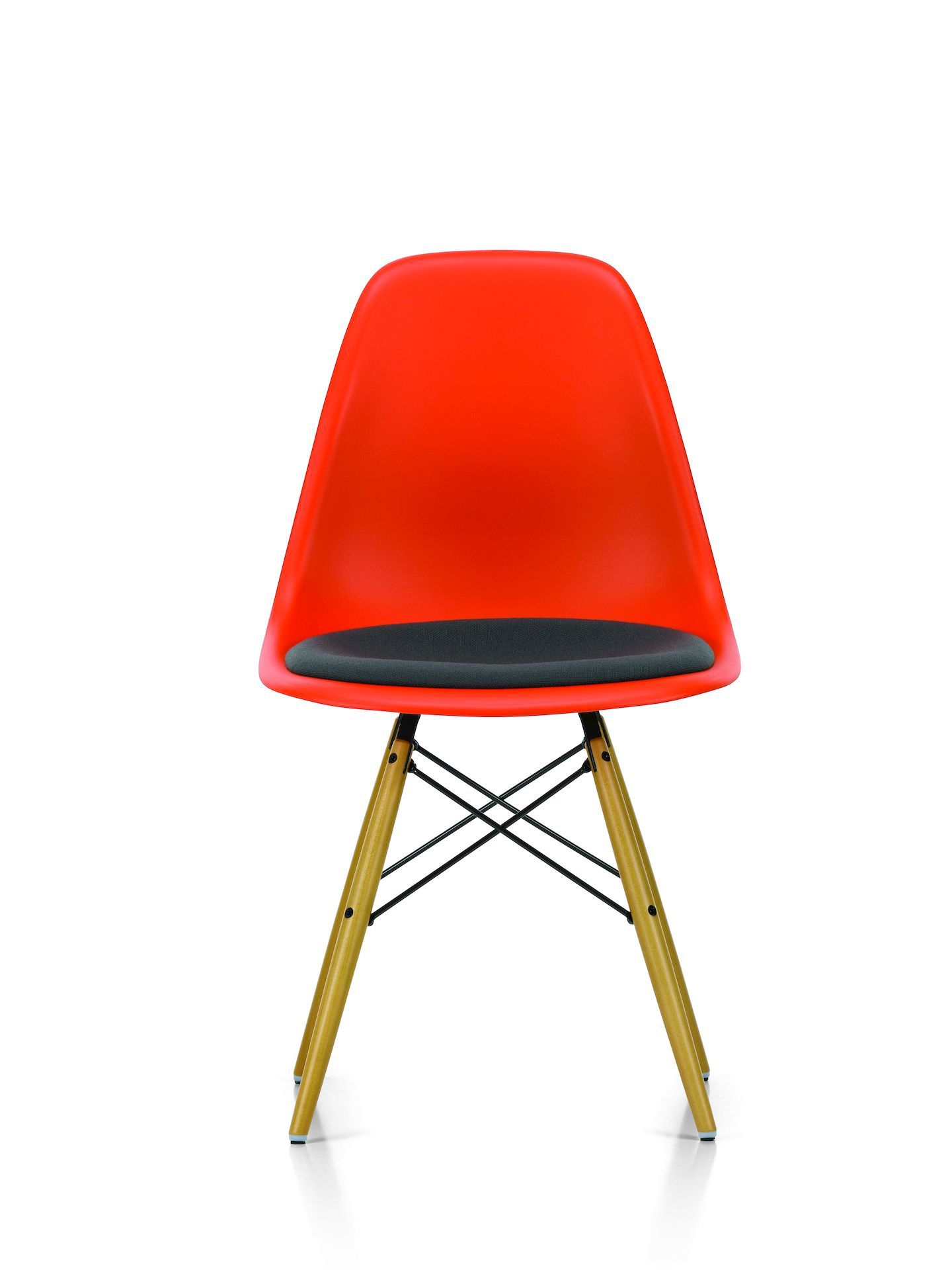 Eames DSW Stuhl: Rote Sitzschale, graues Sitzpolster, Ahorn-Beine und schwarzes Stahlgestell.