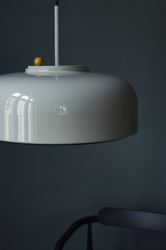 Aschgraue Podgy Pendant Pendelleuchte mit kurkumagelbem Dimmer von Please Wait to be Seated.