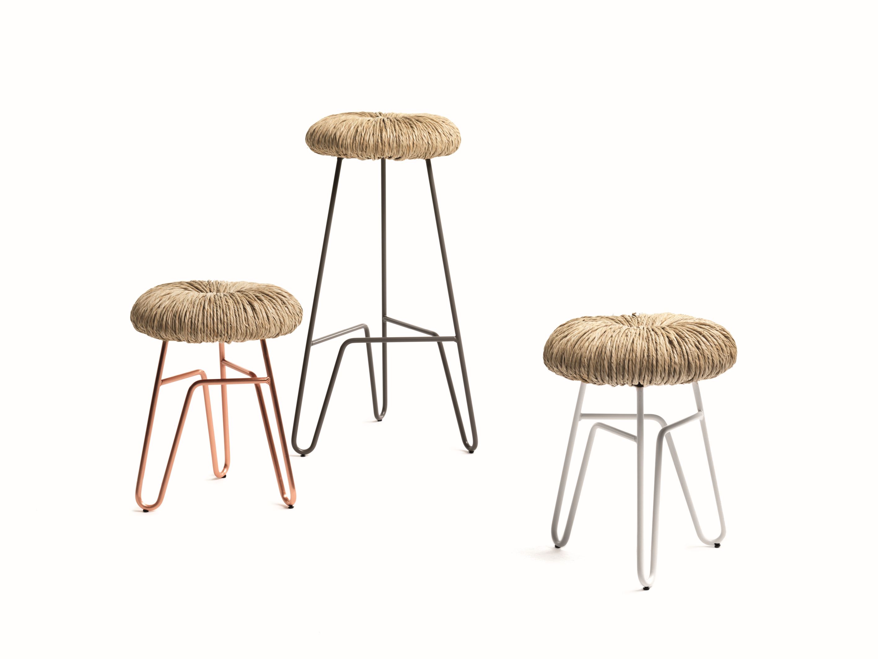 Drei Donut Hocker mit unterschiedlichen Höhen und Gestellfarben: Weiß, Kupfer und Dunkelgrau.