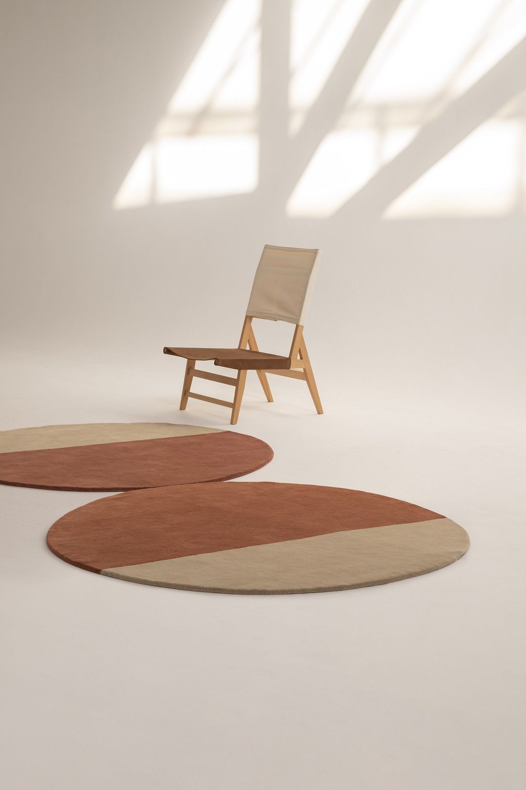 Zwei runde Pearls Teppiche von Nanimarquina in Beige und Rostbraun, hochwertiger Wollteppich für Wohnzimmer.