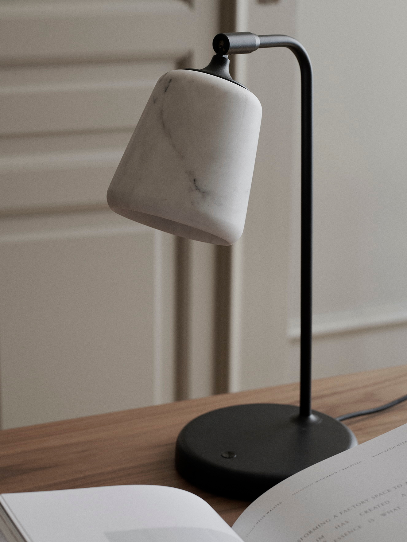 New Works Material Table Lamp "The Black Sheep Edition" mit Marmor-Lampenschirm.