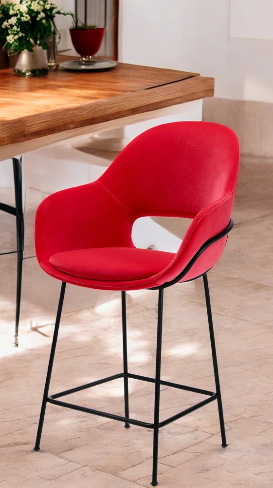 Roter Theia Barhocker von Freifrau Manufaktur mit Armlehne und schwarzem Metallgestell für die moderne Küche.
