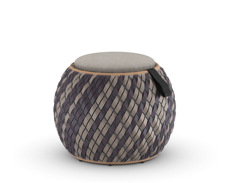 Dala Hocker: Runder Outdoor Hocker mit geflochtener Optik und grauem Sitzkissen.