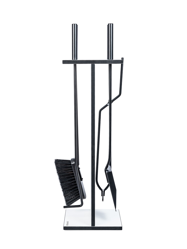 Weißes Conmoto Kaminbesteck EVO mit Schaufel, Besen und Zange für die Kaminreinigung und Pflege.