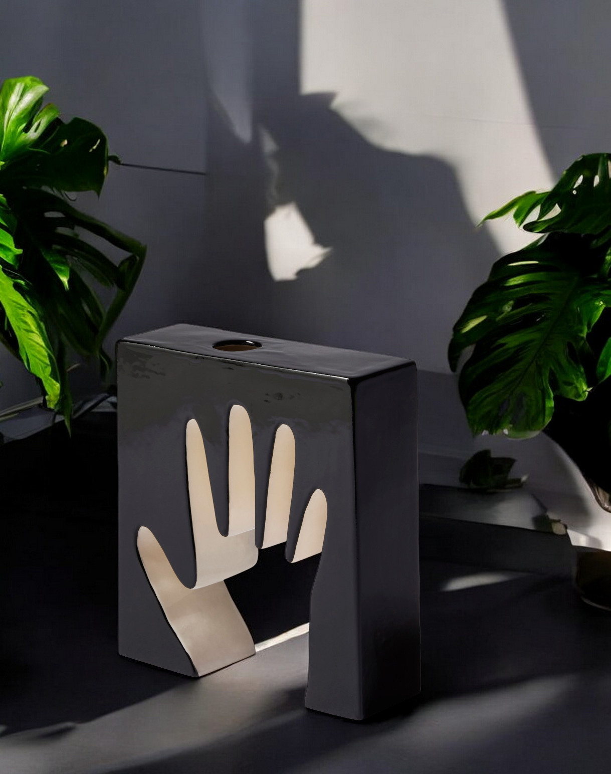 Schwarze Keramikvase mit Handabdruck Design, Impronta Mano Stil, moderne Wohnaccessoires und Dekoration.