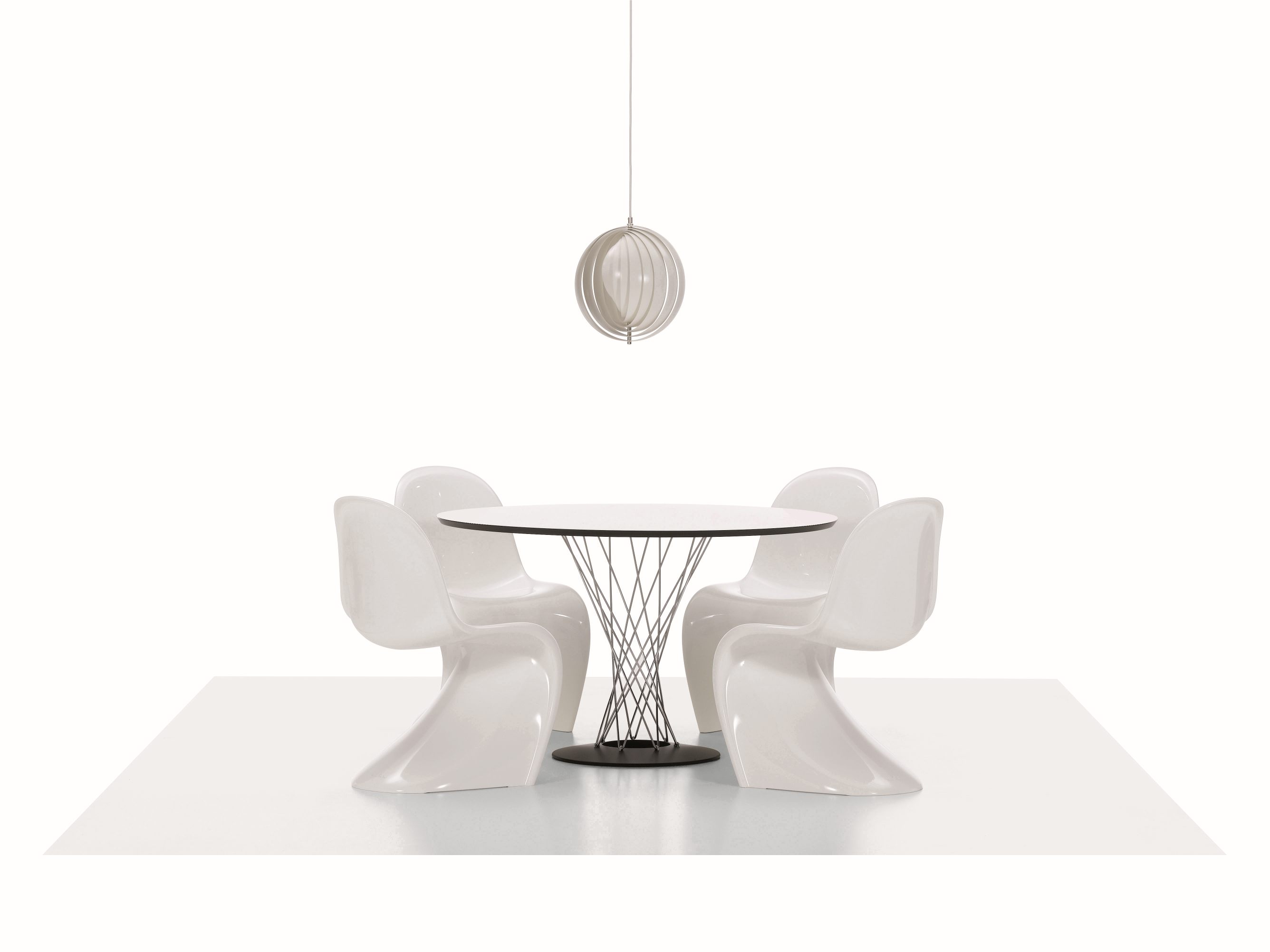 Weißer Noguchi Tisch von Vitra mit vier weißen Panton Stühlen und Lampe.