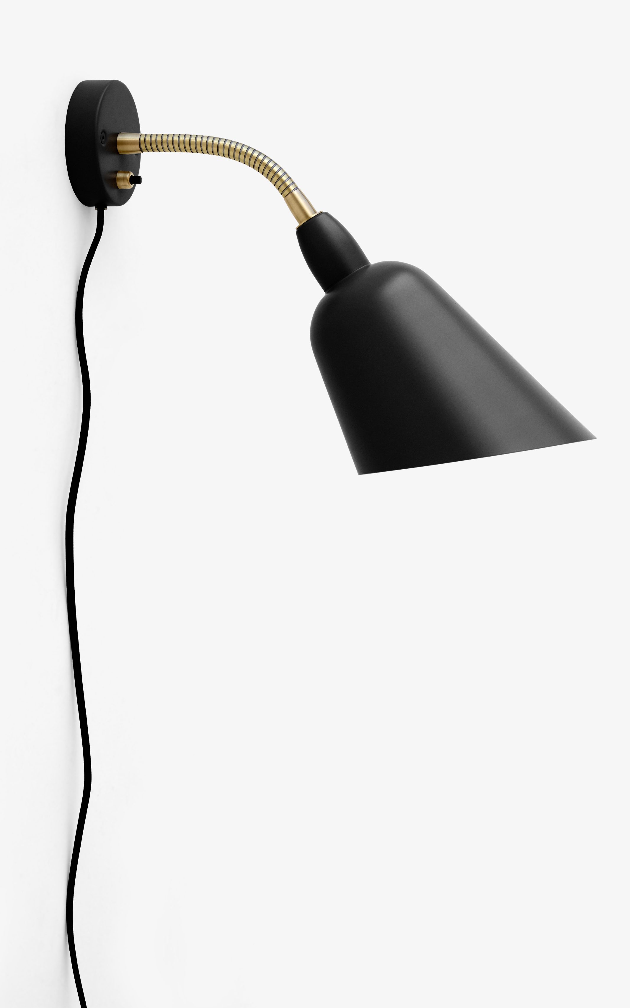 Schwarze Bellevue Wandleuchte von AndTradition mit flexiblem Arm und Textilkabel an weißer Wand.
