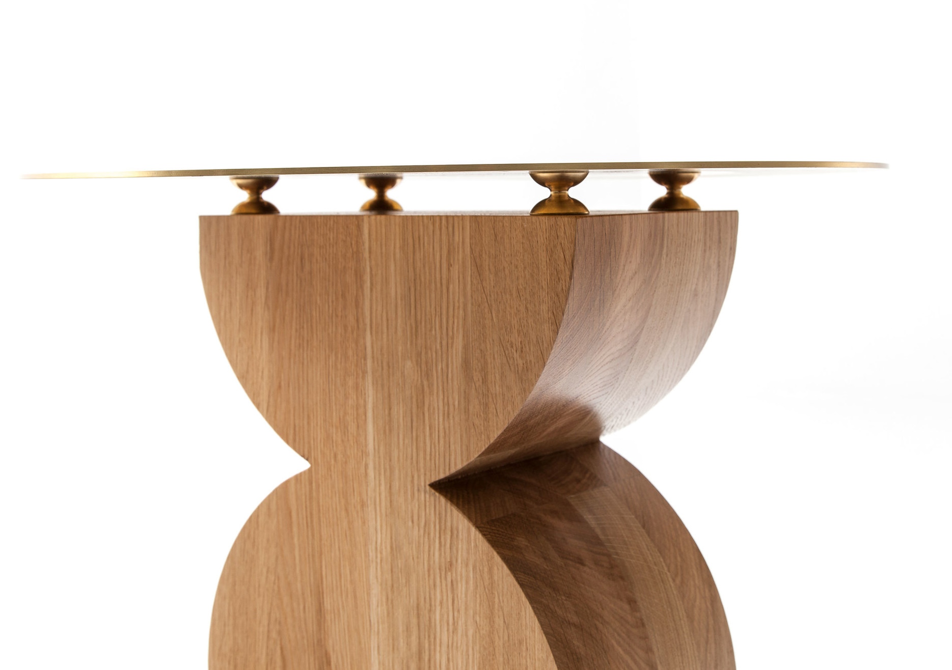 W74 Constantin Beistelltisch von Cassina mit goldener Tischplatte und skulpturalem Holzfuß auf weißem Hintergrund.