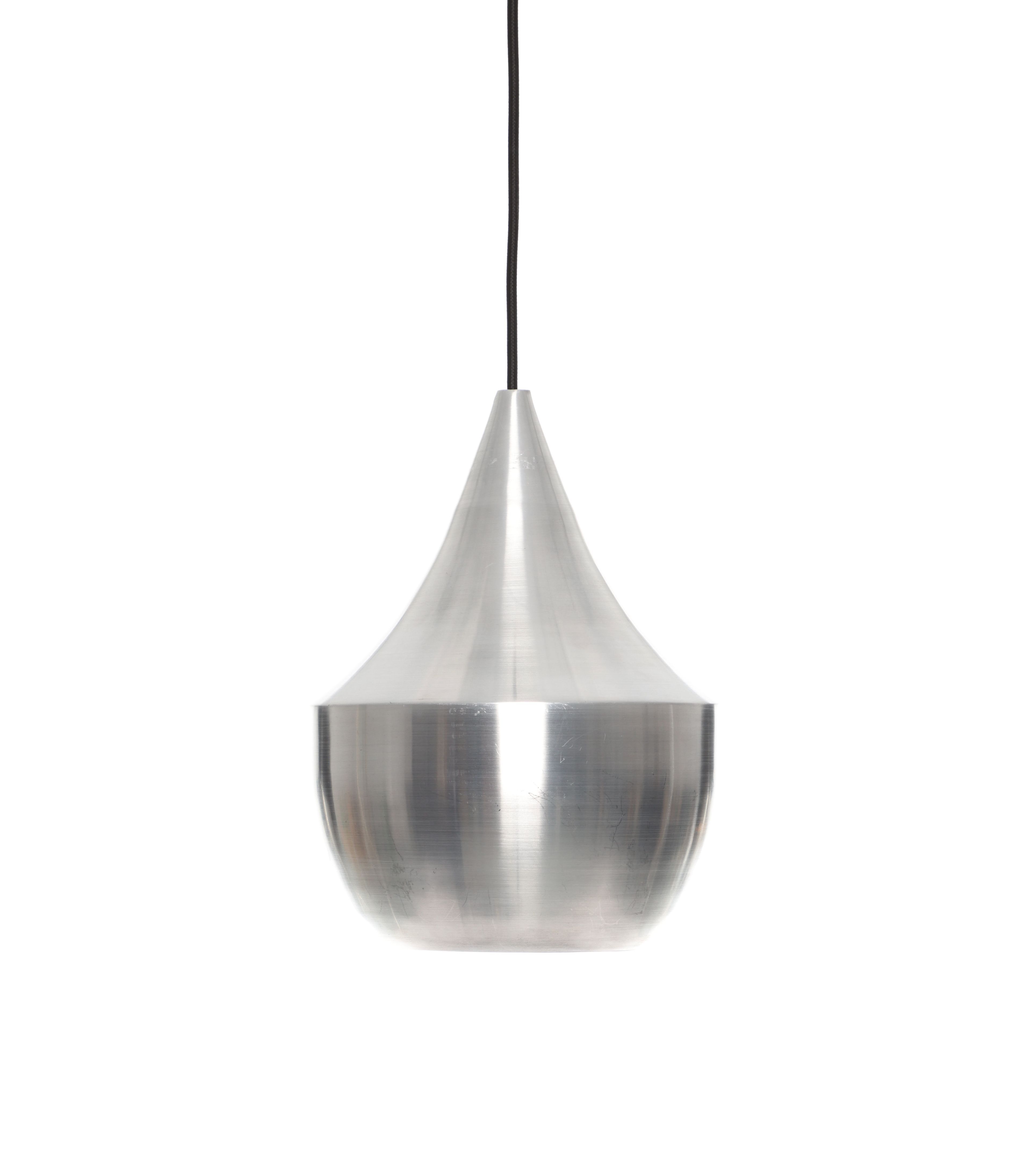Tom Dixon Unbeaten Fat Pendelleuchte aus gebürstetem Aluminium, tropfenförmig, an schwarzem Kabel hängend.