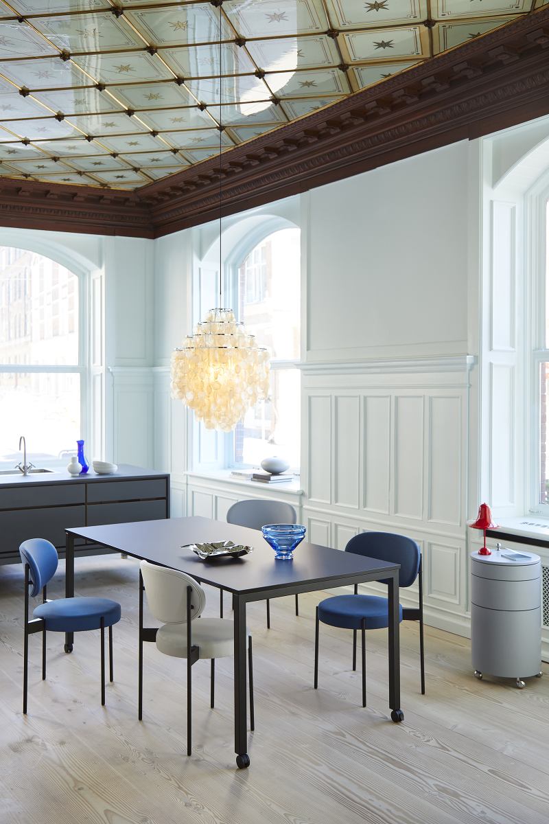 Esszimmer mit Panton Move Table, rollbarer Esstisch von Verpan, mit Stühlen und Dekoration.