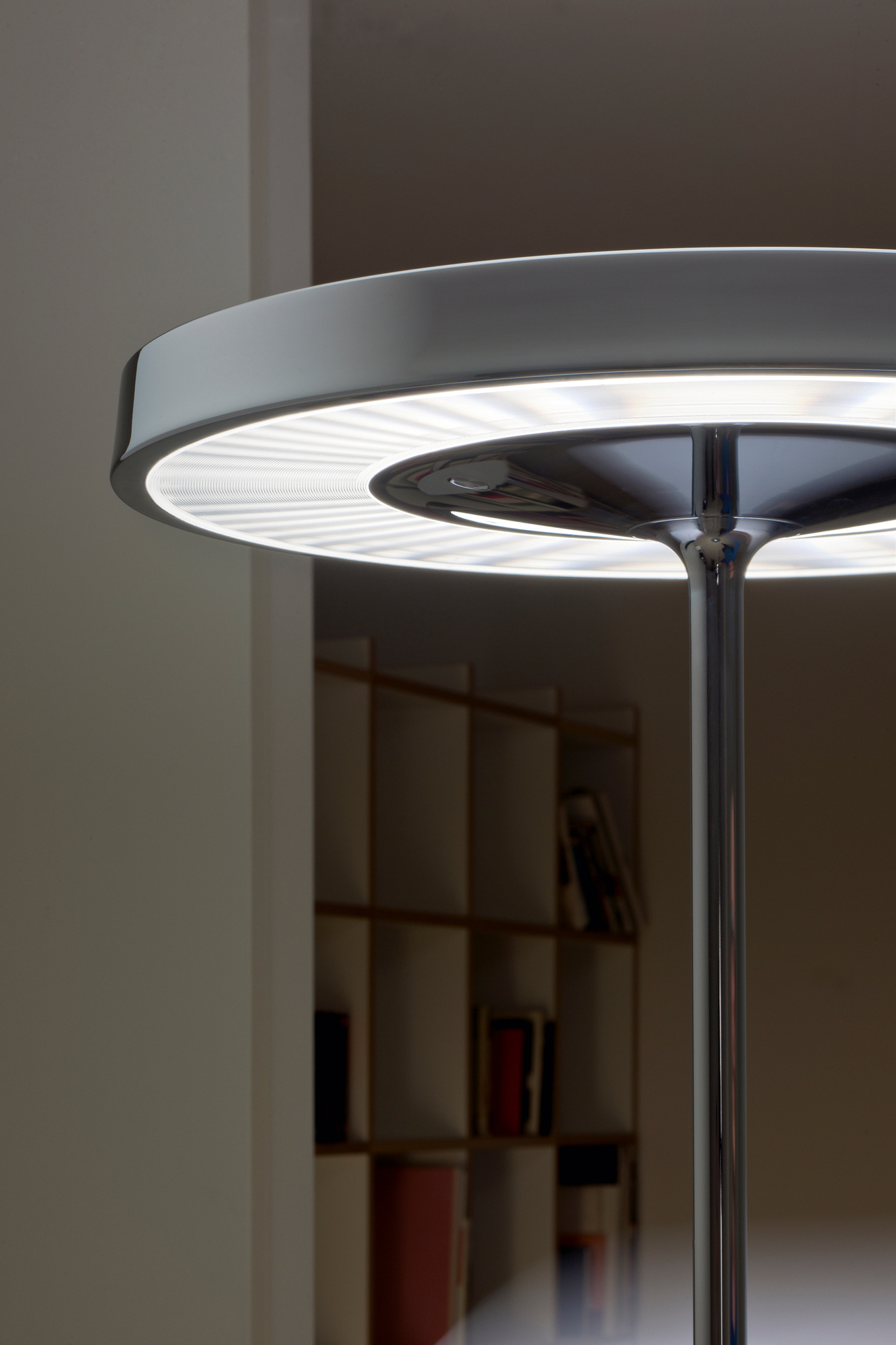 Detailaufnahme der Belux Disk Stehleuchte in Schwarz, moderne Innenbeleuchtung für Wohnräume.