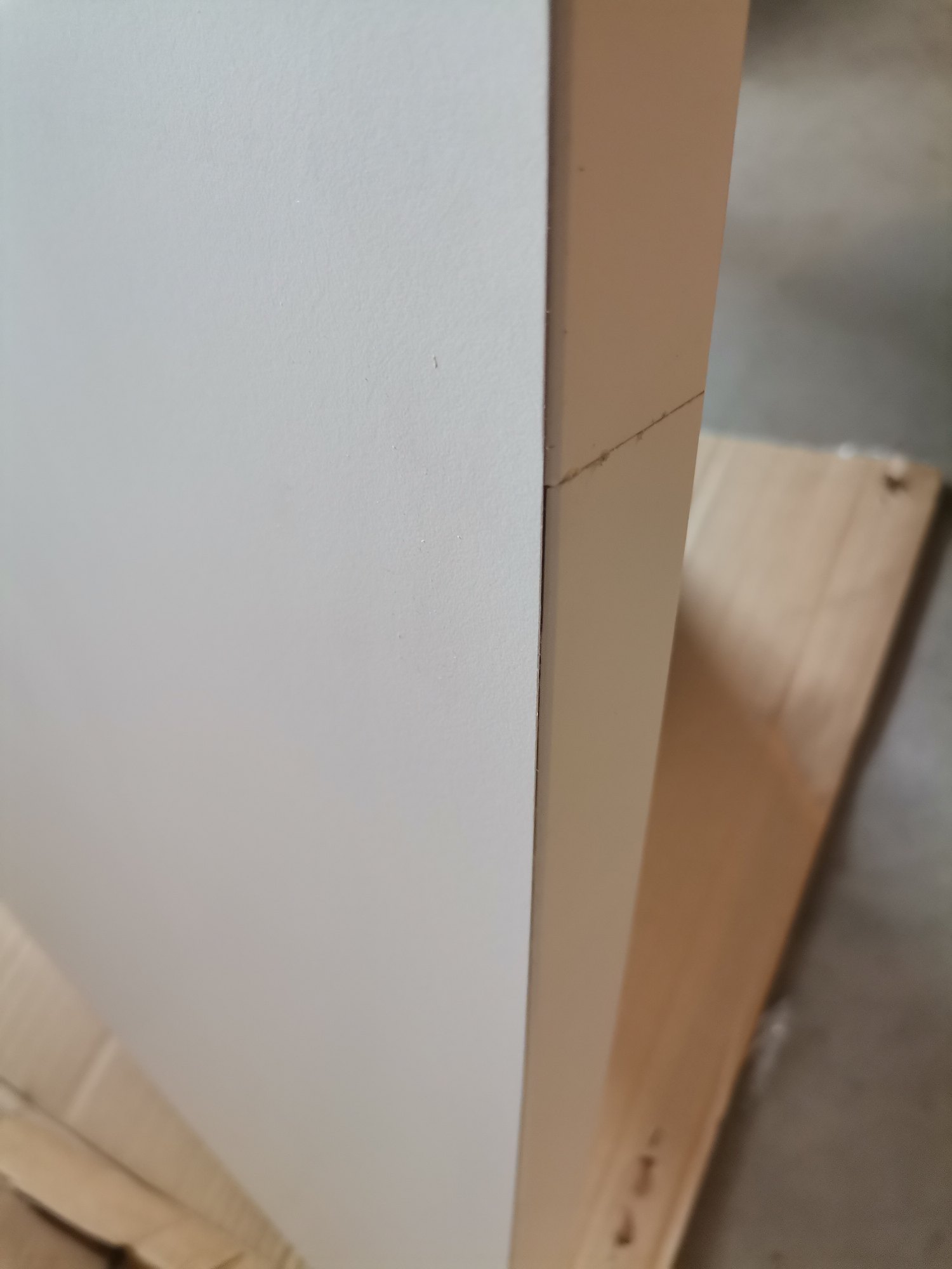 Detailaufnahme des Max Tisches in Zinkweiß, ein Mängelexemplar mit Beschädigung an der Kante.