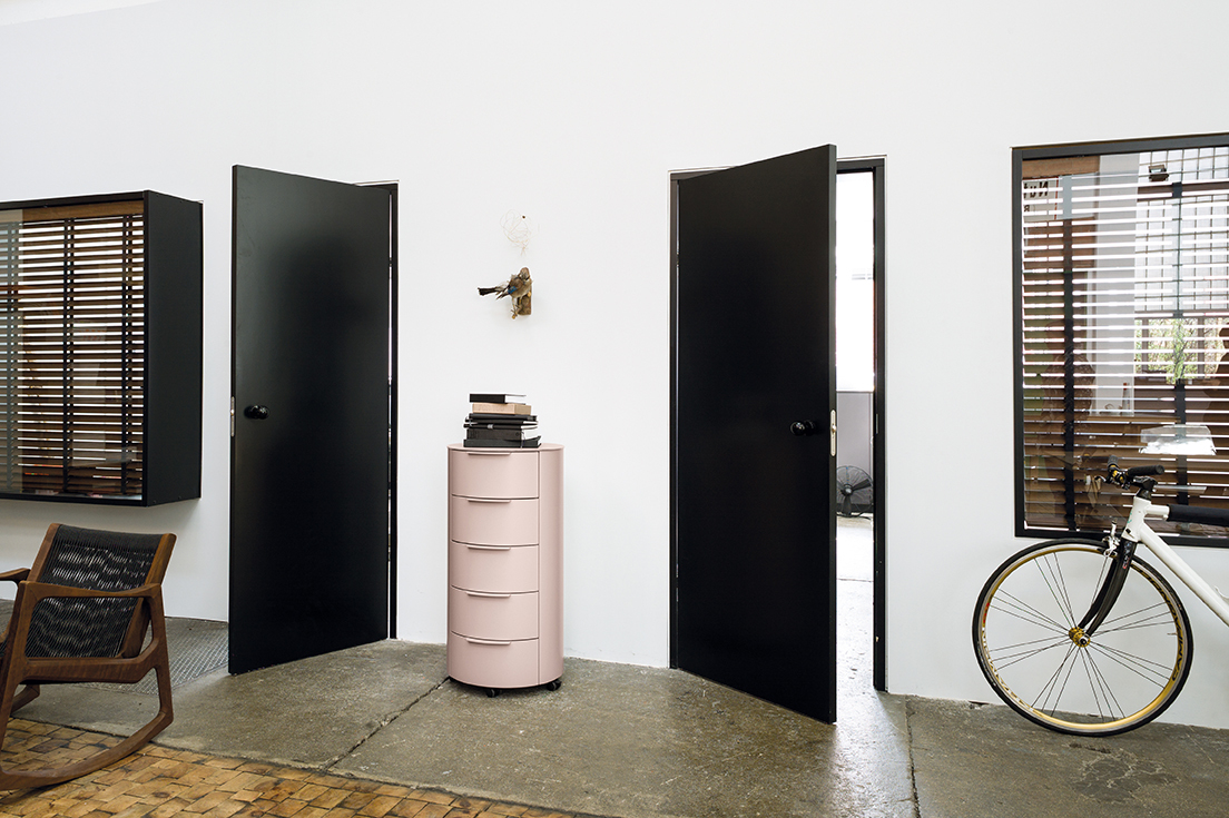 Conga Rundkommode von Schönbuch, rosa Kommode mit Schubladen und Büchern im modernen Interieur.