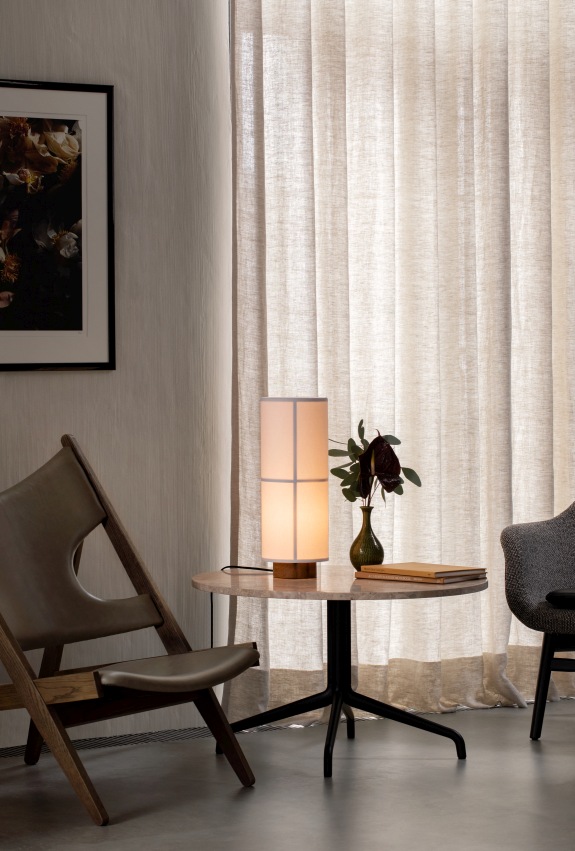 Audo Hashira Table Lamp auf Marmortisch, stimmungsvolle Beleuchtung für Wohnraum.