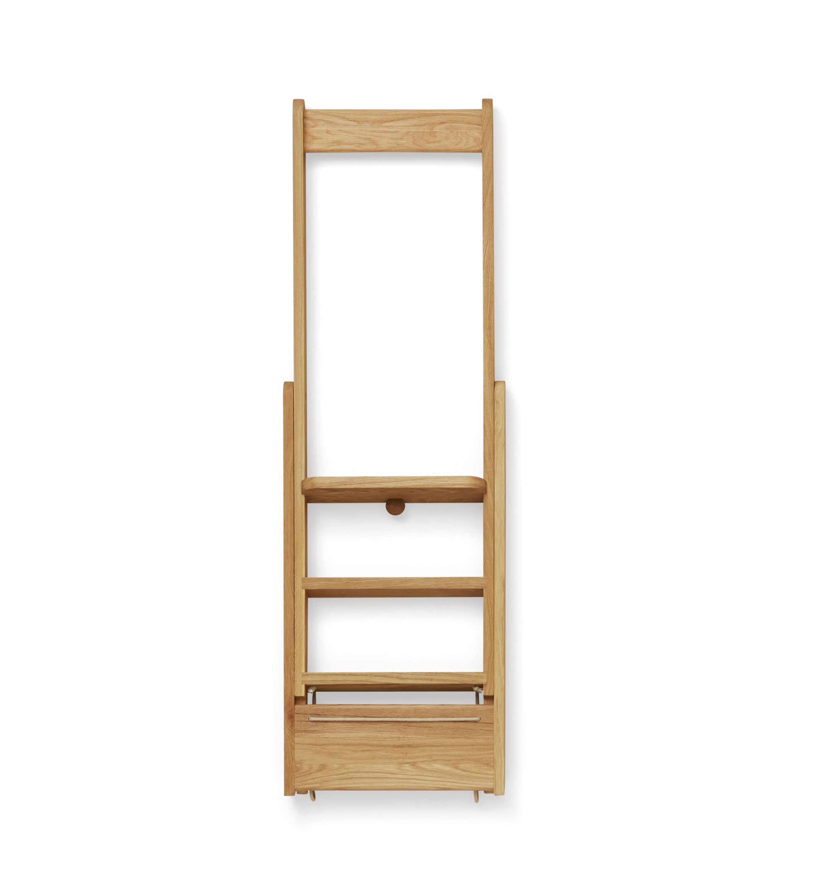 Step By Step Leiter aus Holz, zusammengeklappt. Praktische Haushaltsleiter für den täglichen Gebrauch.