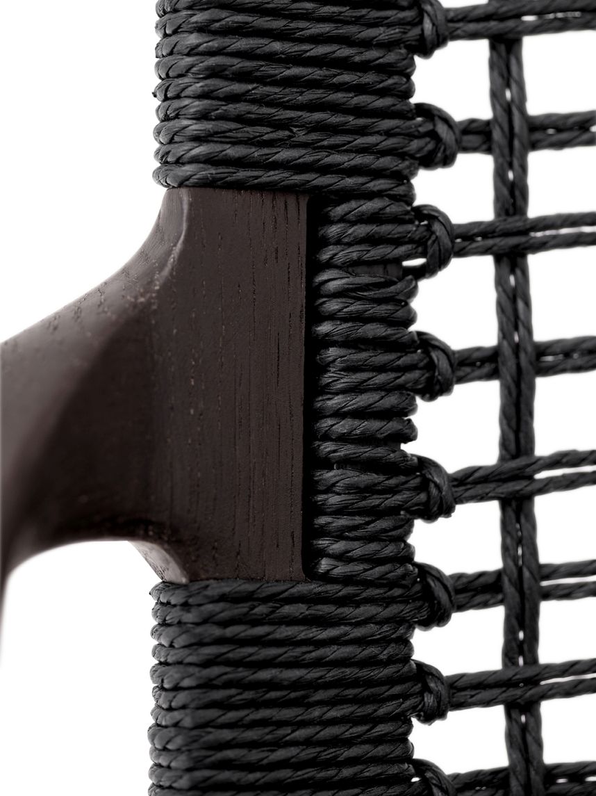 Detailaufnahme des Vipp Cabin Lounge Stuhls: Dunkles Holz und geflochtene, schwarze Kordel für Sitzfläche und Rückenlehne.