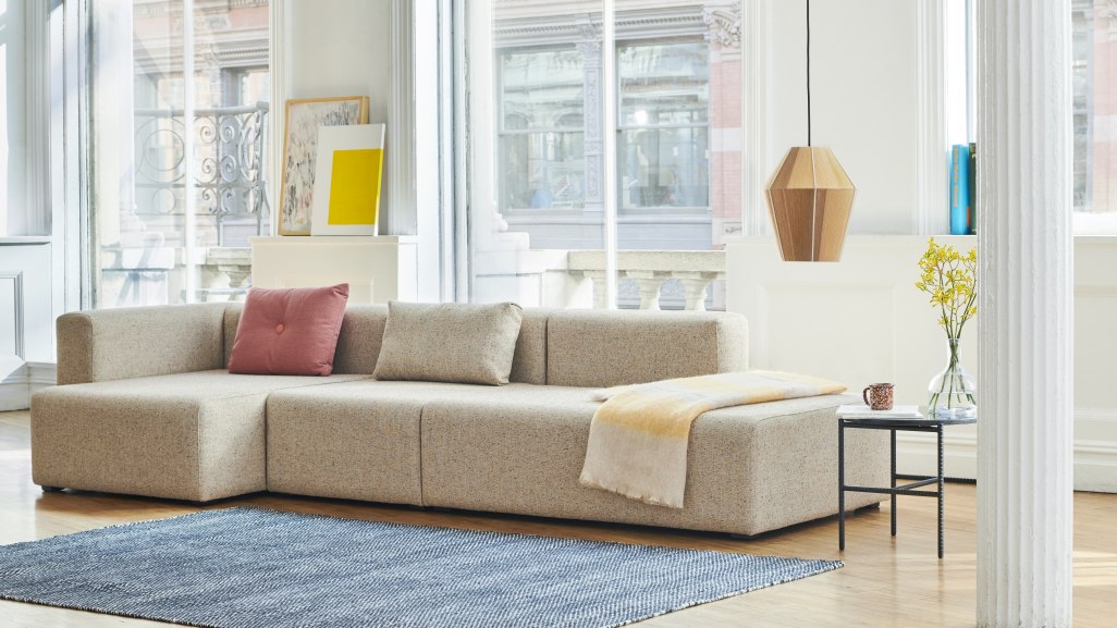 Mags Sofa 3-Sitzer mit Armlehne links, beiger Stoff, modernes Wohnzimmer-Interieur.