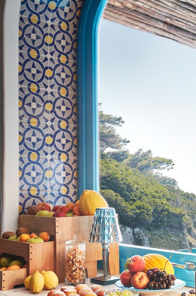 Nahaufnahme der blauen Big Battery Tischleuchte von Kartell, neben frischem Obst.