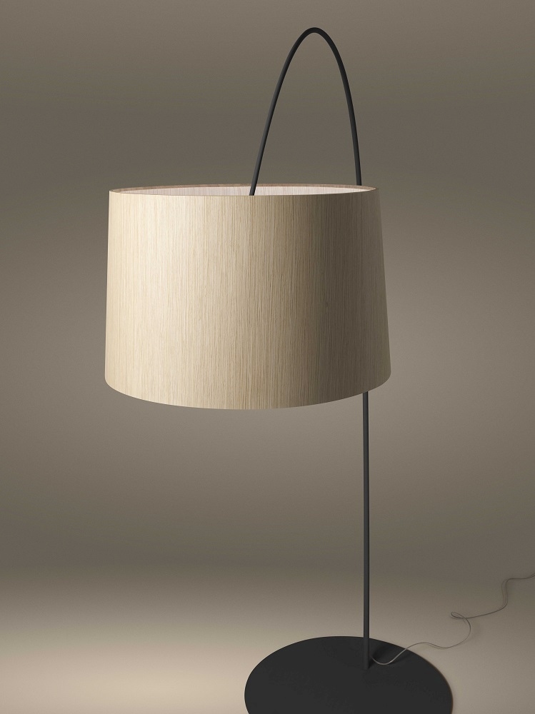 Foscarini Twiggy Wood Stehleuchte: Moderne, dimmbare LED-Lampe mit Holzfurnier-Schirm und schwarzem Fuß.