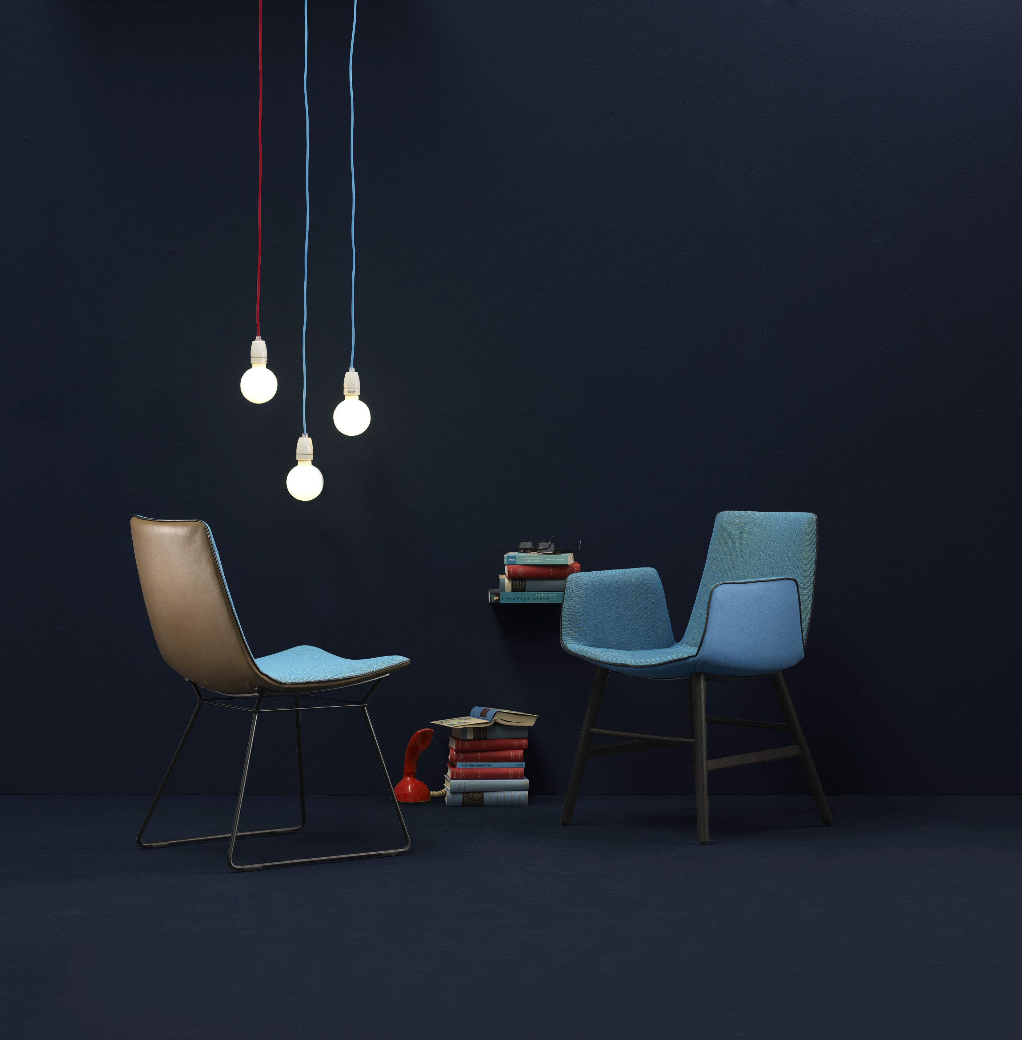 Amelie Armlehnstuhl von Freifrau Manufaktur: Design Stuhl mit hoher Armlehne in Blau und Braun.