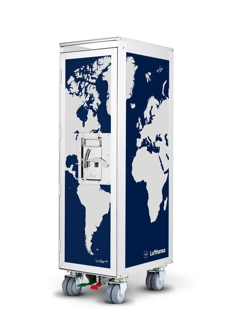 Lufthansa Bordbar Flugzeugtrolley mit Weltkarten-Design, silbernem Gehäuse und Rollen. Ideal als Bar oder Stauraum.