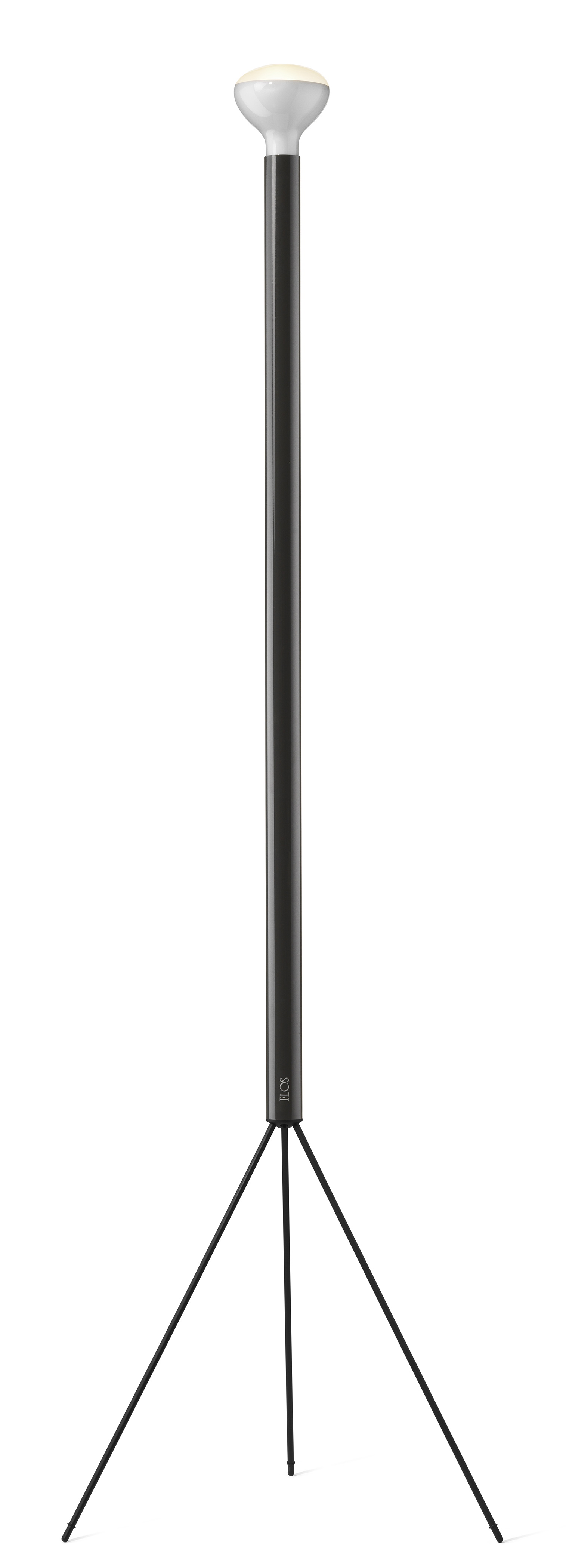 Schwarze Flos Luminator Stehleuchte mit Stativfuß und weißem Diffusor für moderne Beleuchtung.