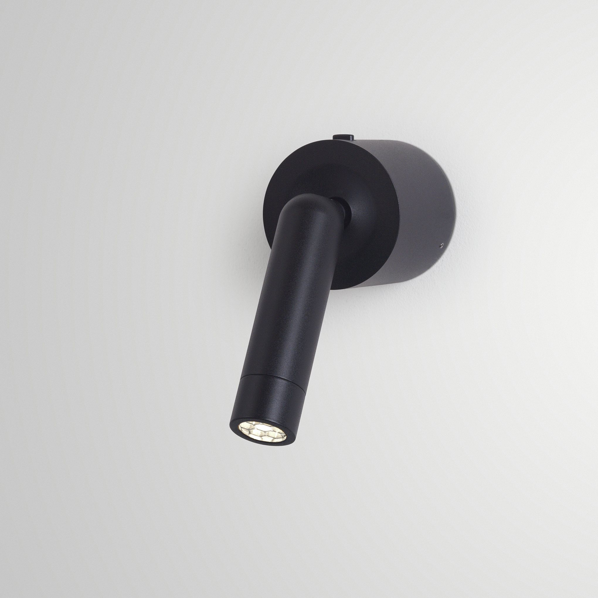 Nahaufnahme der Marset Ledtube A Wandleuchte in Schwarz matt, modernes Design.