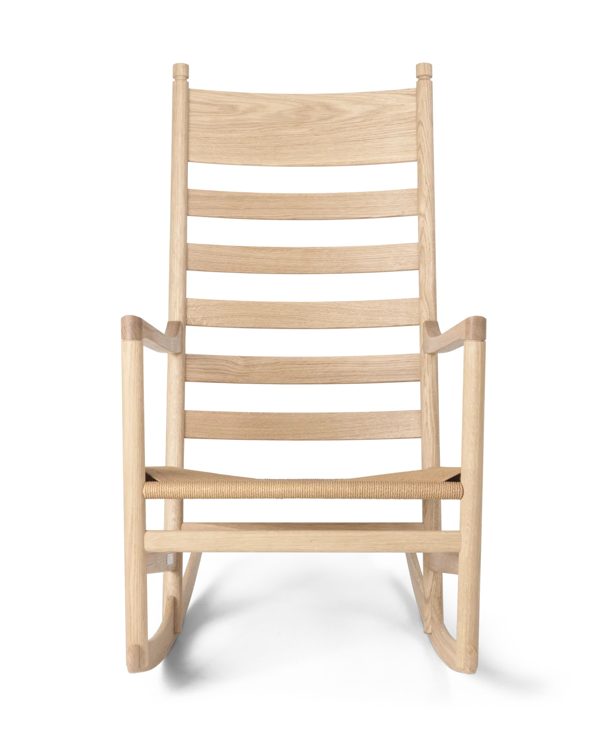 CH45 Schaukelstuhl aus geseifter Eiche, Frontansicht. Klassischer Holzschaukelstuhl mit geflochtener Sitzfläche.
