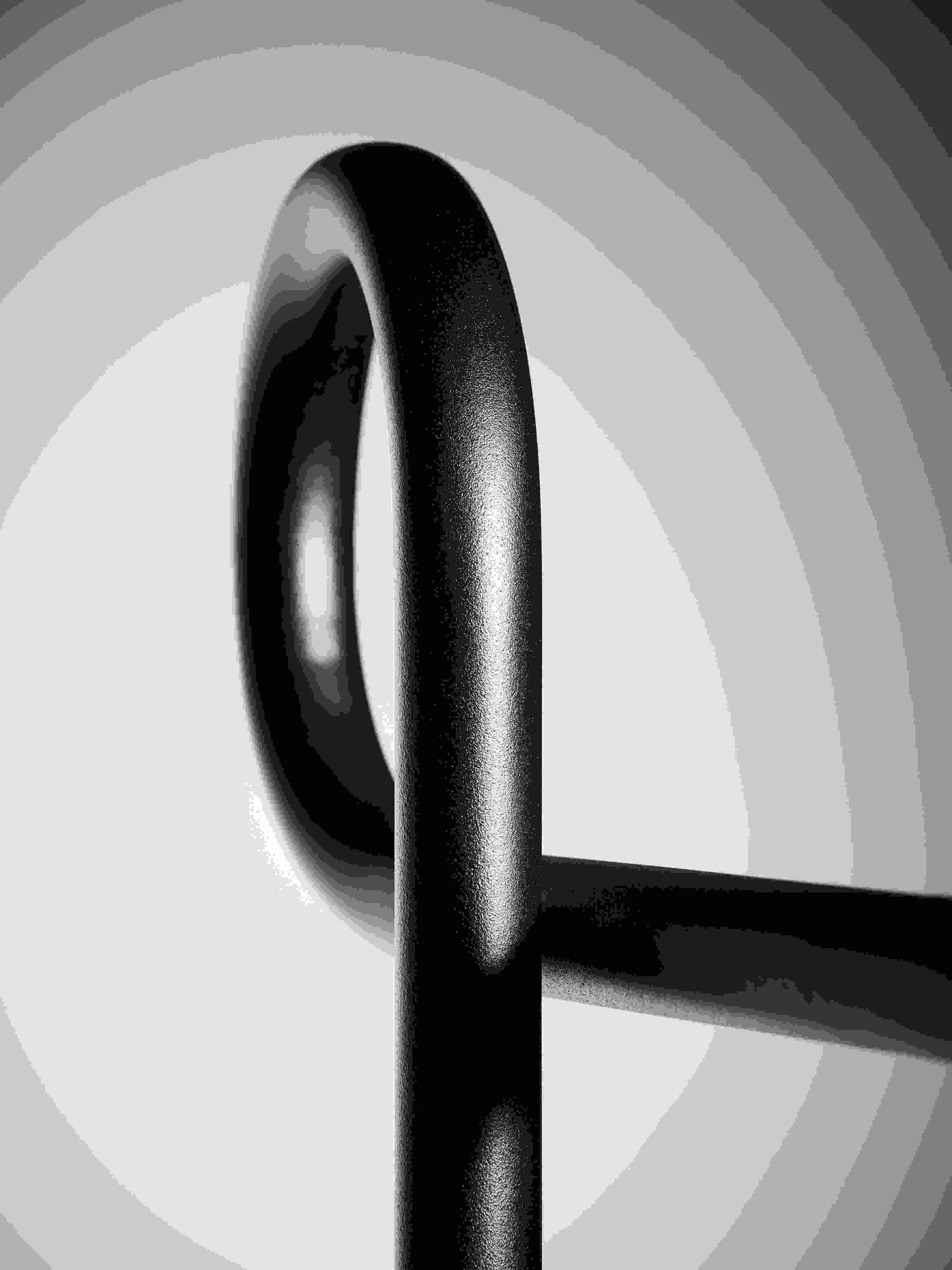 Detailaufnahme des Schönbuch Slinga Garderobenständers, minimalistisches Design, schwarzes Metall, moderne Garderobe.