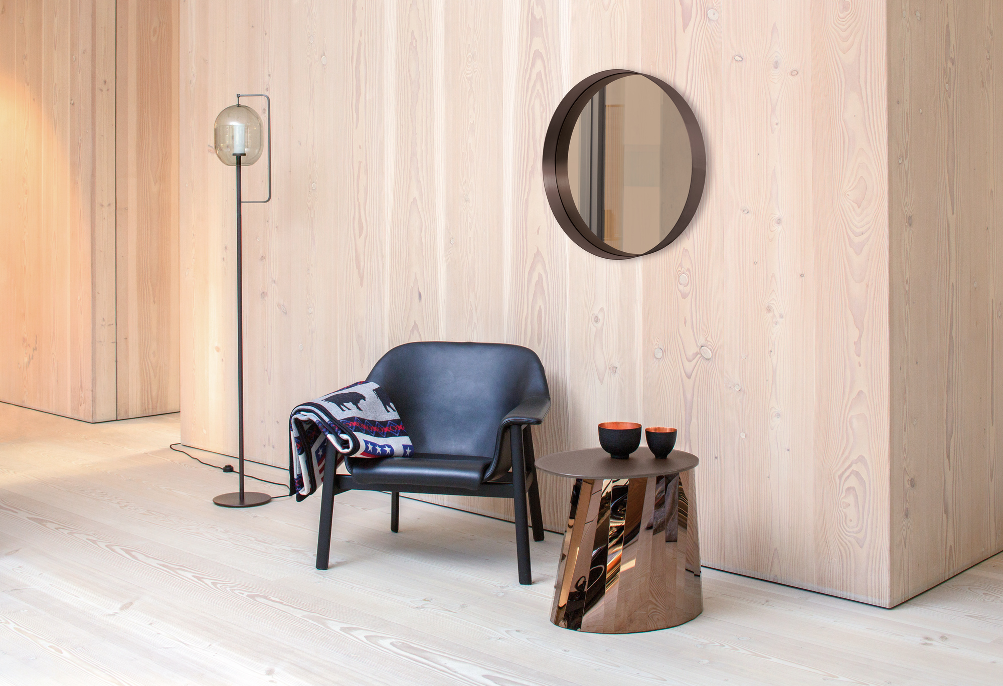 Runder Cypris Spiegel von Classicon mit Parsolglas an einer hellen Holzwand.