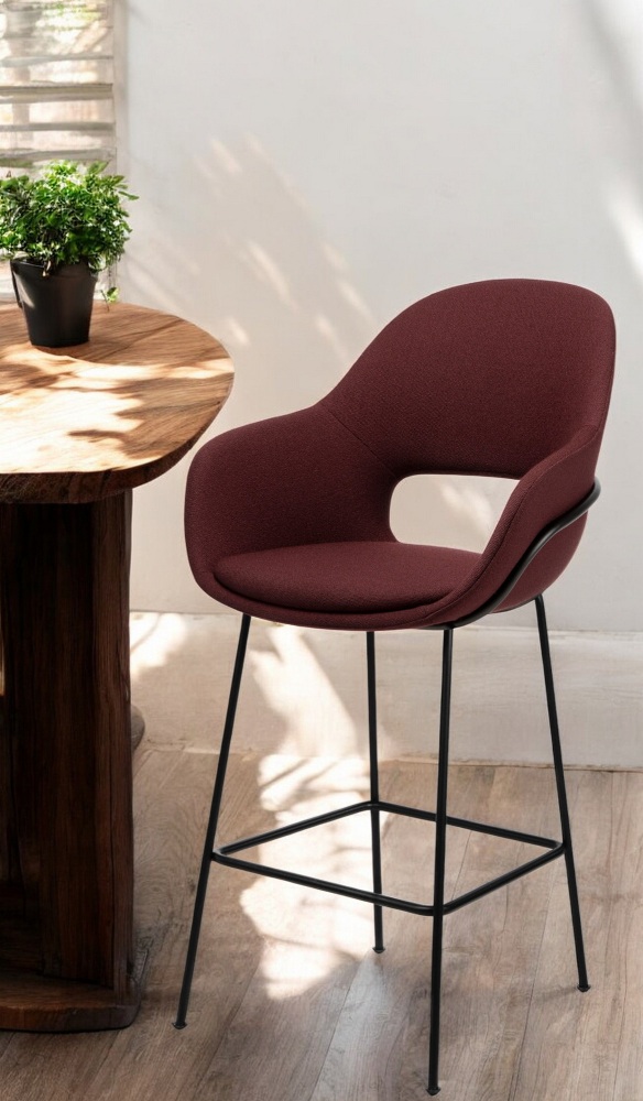 Theia Barhocker von Freifrau Manufaktur in Bordeauxrot mit Armlehne und schwarzem Metallgestell.