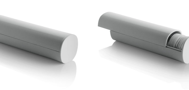 Alessi Birillo Wattedispenser: Geschlossene und geöffnete Ansicht des grauen Wattestäbchen-Behälters für Badezimmer.