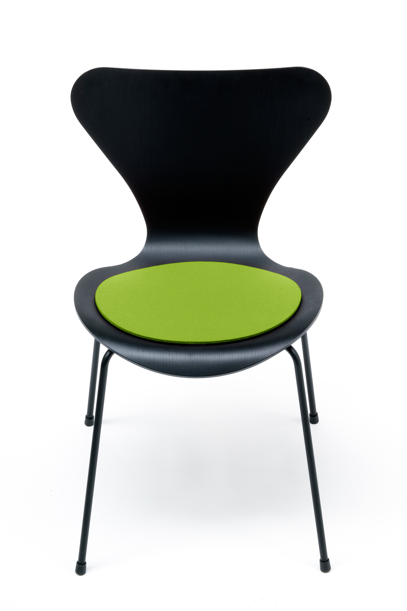 Schwarzer Siebener Stuhl mit maigrünem Filz Sitzkissen von Hey Sign. Sitzauflage für Fritz Hansen Stühle.