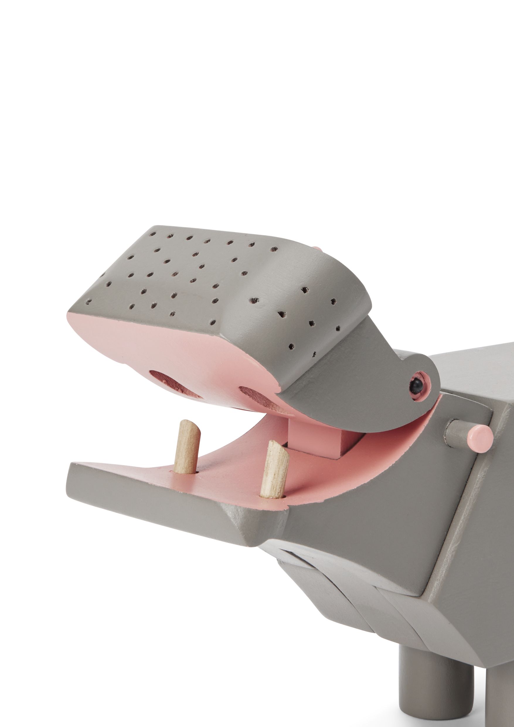 Detailaufnahme des Kay Bojesen Flusspferd Holzspielzeugs in Grau mit offenem Maul und Holzzähnen.